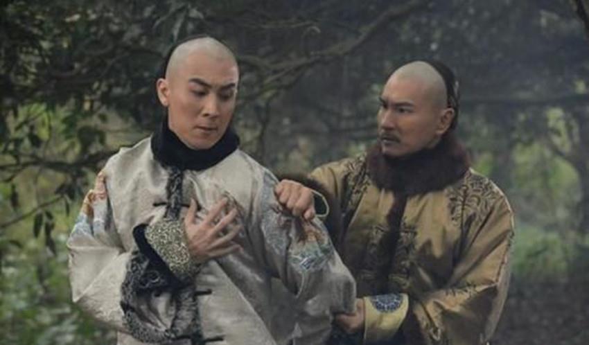 董海川和杨露禅打了300回合,竟然难分胜负.最后肃王不得不让他们停手.