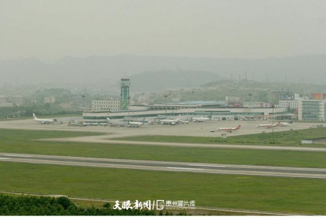 贵阳机场由磊庄搬至龙洞堡,贵州民航进入快速发展阶段.