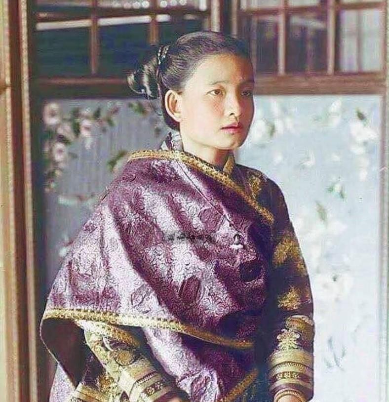 老挝末代王朝公主老照片和中国公主比谁更漂亮