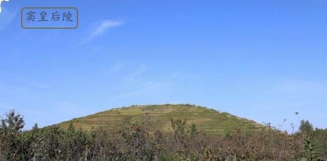 白鹿原的西端,东北约800米处为窦皇后陵,西南约2000米处为薄太后南陵