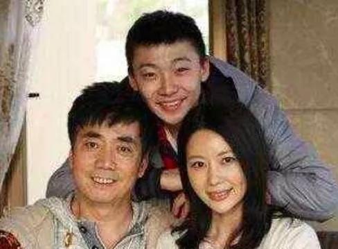 范明娶大6岁二婚女当老婆把继子当亲儿子如今怎么样了