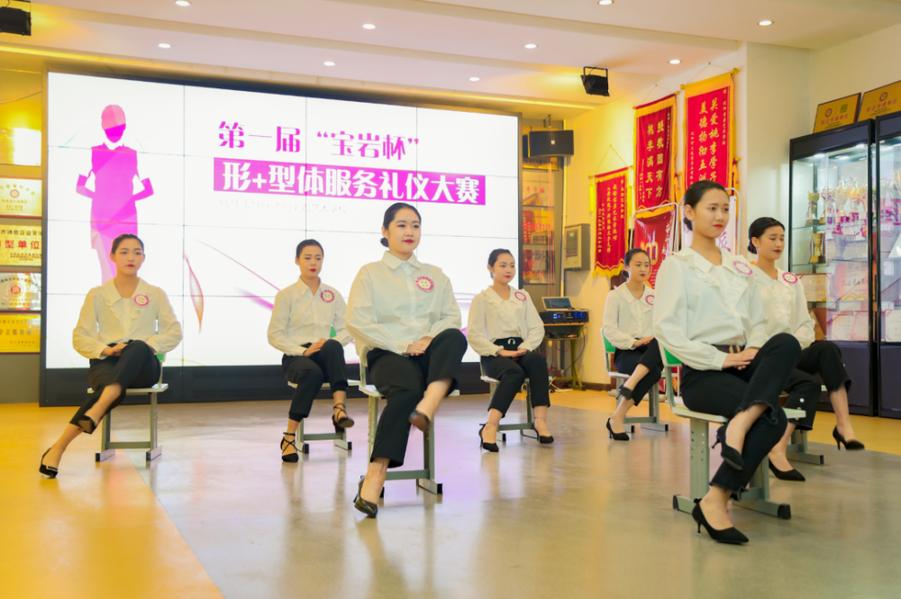 此次大赛由站姿,坐姿,走姿等环节构成.选手们准备充分,自信满满.
