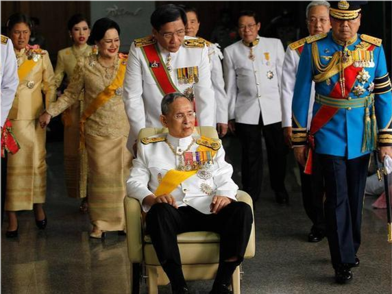 拉玛九世普密蓬国王在位的时候,泰国为何要恢复匍匐礼