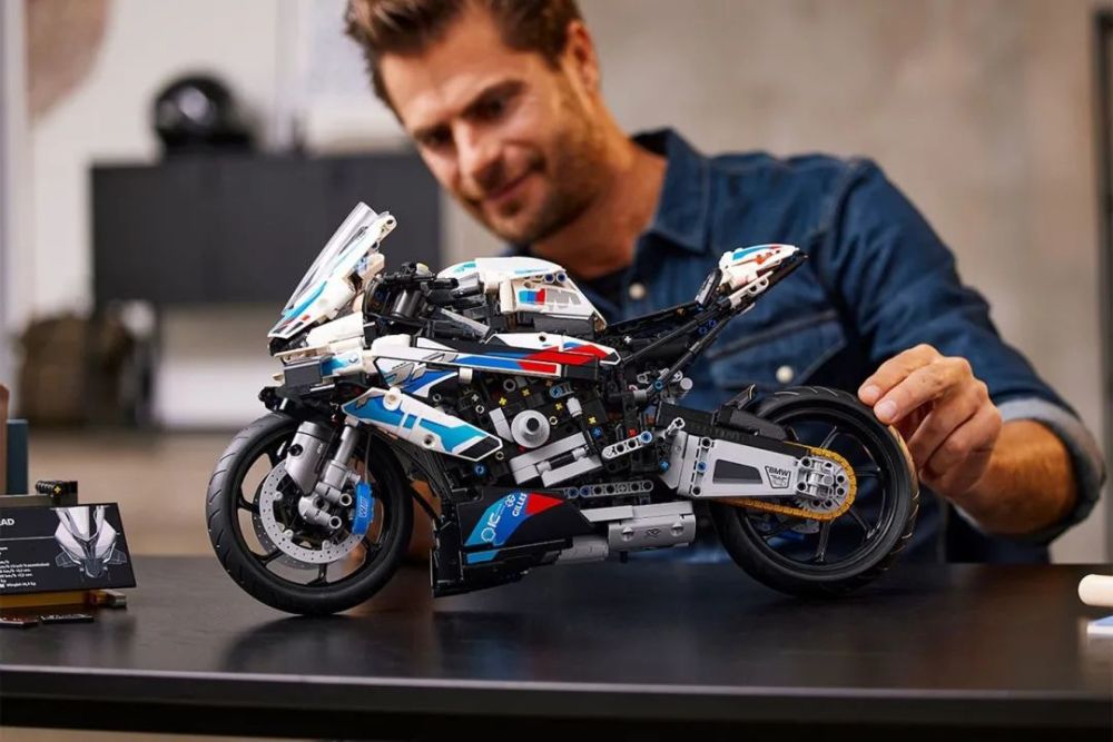 图源:乐高 乐高于近日发布了一款1:5 比例的bmw m 1000 rr摩托车套装