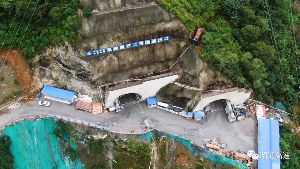 黑石2号特长隧道贯通助推都香高速龙头山至红山段明年底通车