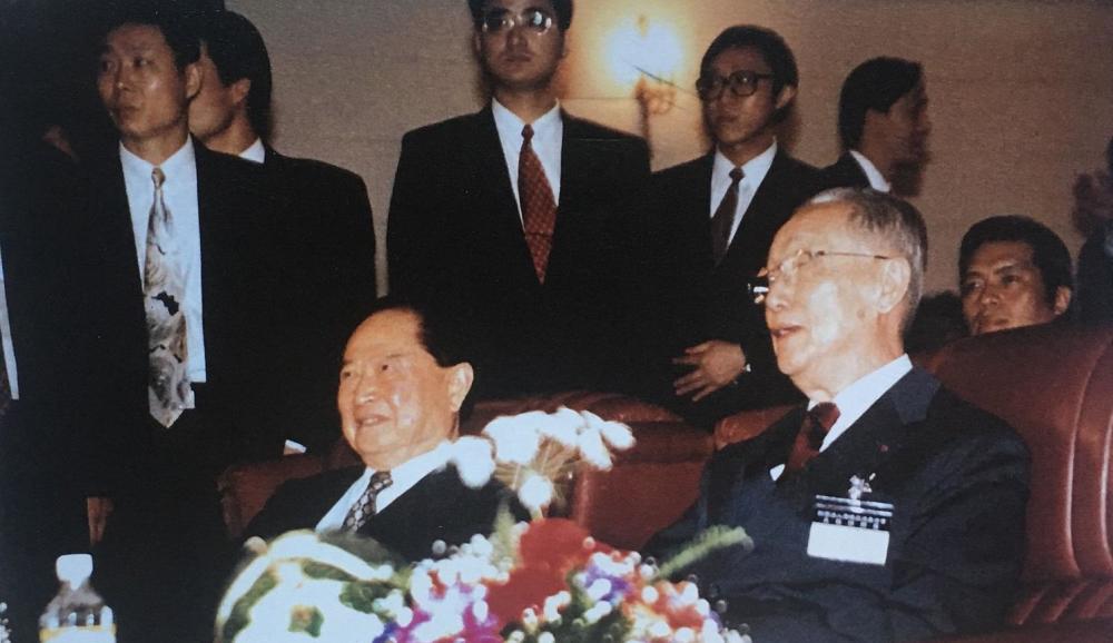 他是原上海市委书记父亲是同盟会元老长子是中将衔享年90岁