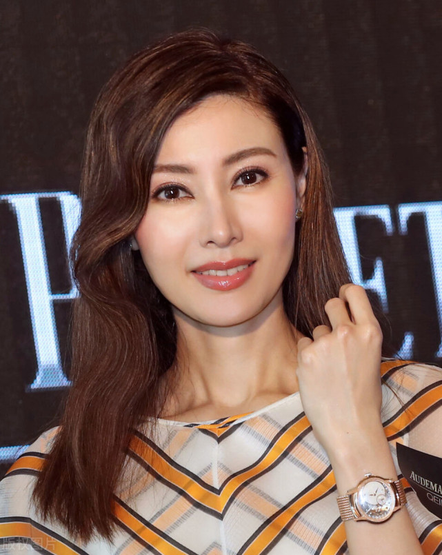 打开腾讯新闻,查看更多图片 >李嘉欣历来,嫁入豪门都是香港众多美女