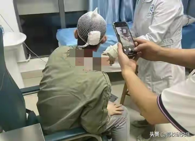 广东医学院女生用玻璃瓶猛砸男生后脑勺,男生满头血