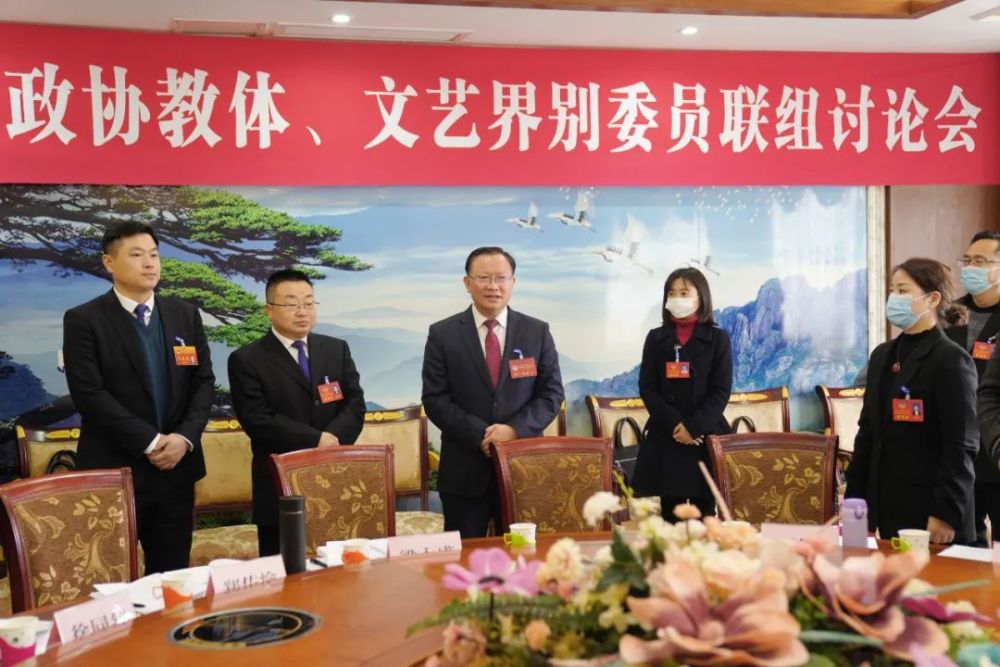 聚焦区两会瞿进钟建华伍绍彬看望慰问政协委员