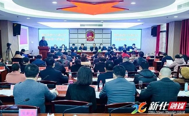 曾朝辉宣读了《关于批准新化县2022年县本级部门预算的决议(草案)》.