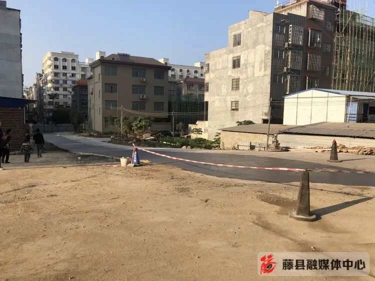 近段时间,县城河东华府御园小区门前的次干路坑坑洼洼,雨后更加湿滑