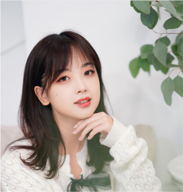 王冰冰的穿着也相对简单镂空元素营造甜美少女气质