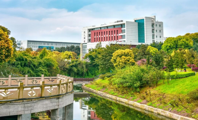 西南医科大学,原名泸州医学院,2015年4月更名为四川医科大学,12月,因