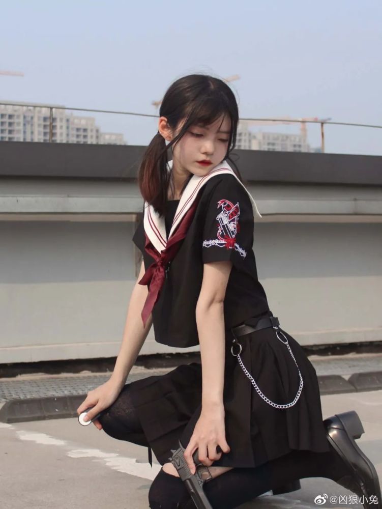 jk制服持枪小姐姐在天台