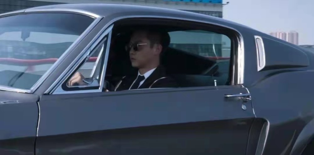 这次《也平凡》郑恺除了是主演,还有一个身份是出品人,自然要请"老爸"