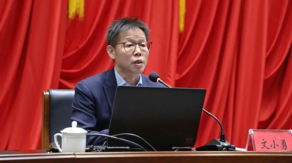 文小勇作辅导报告会上,省委党校科学社会主义教研部教授文小勇围绕