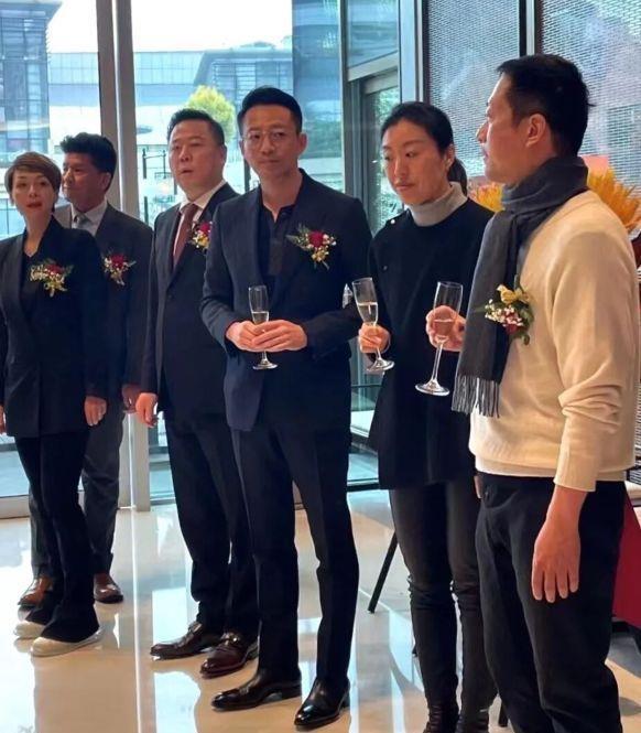 汪小菲离婚后更受欢迎与粉丝贴身合照不避嫌超越了安全距离