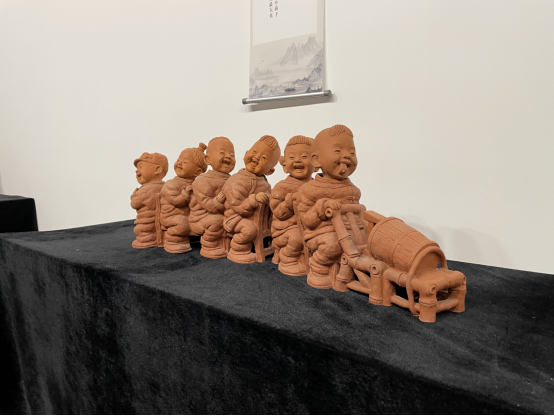 中国工美行业艺术大师赵恩民泥塑作品展今天开幕