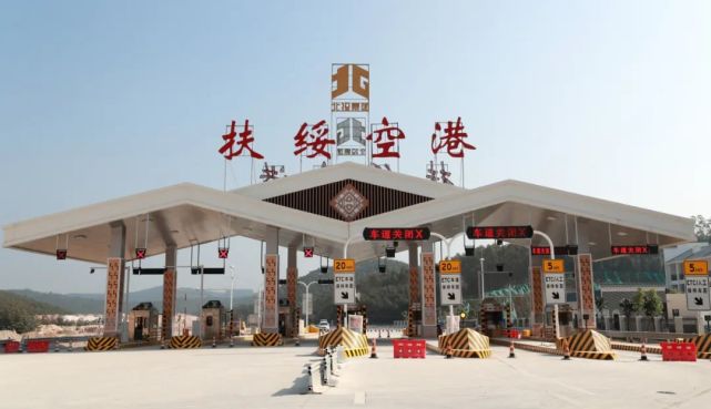 记者在龙头乡县道x013与吴隆高速公路交叉附近,看到吴隆高速公路"扶绥