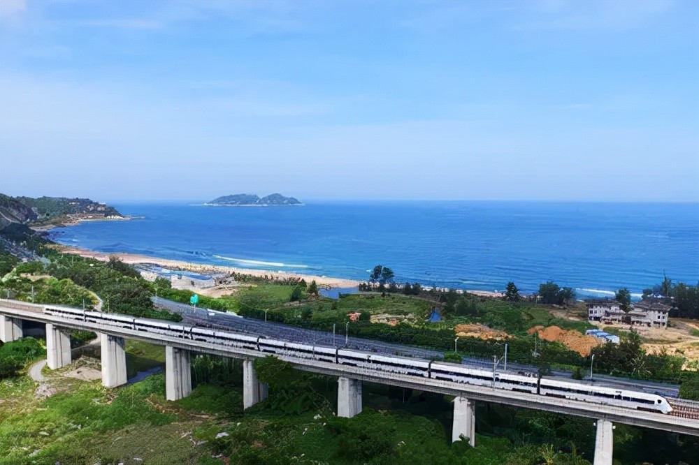 全球唯一的环岛高铁环岛海南全程风景如画堪称是旅行必备线路