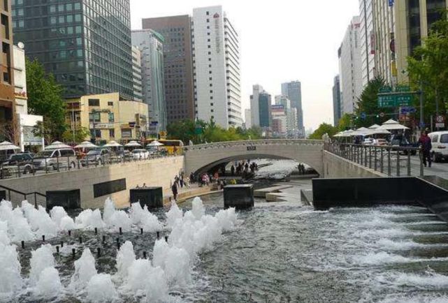 首尔一条河流从臭水沟变成了景观河,风景优美,成了首尔城市名片