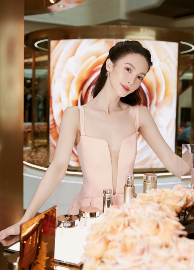 而金晨的身材一直能够保持不变,这是她长期自律,坚持锻炼的结果.