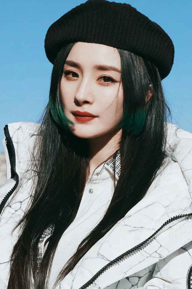 杨幂绿色挑染公主切造型酷飒有型心动狙击演绎百变造型美女的腿太绝了