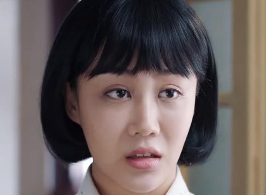 比如崔心心,她在剧中饰演的穆春这个女孩子,虽然第一眼看去好像并不是