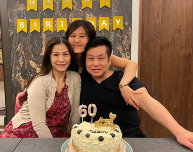 郑智化妻女近照曝光,小7岁设计师妻子气质好,22岁女儿