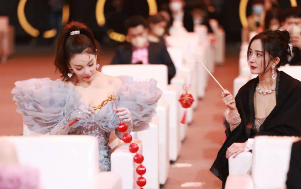 2021红毯翻车的15个女星，有人穿“蜘蛛服”，有人披着渔网就来了