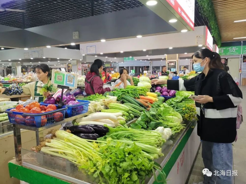 市民正在德正农贸市场挑选蔬菜.涂嘉瑜 摄