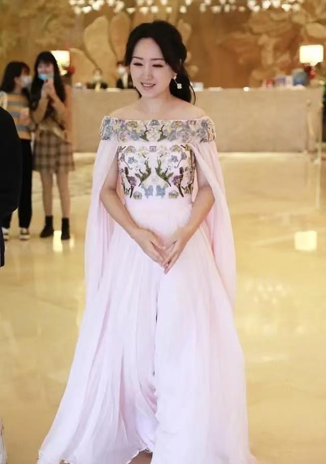 杨钰莹才是"逆生长,穿粉色连衣裙清纯像少女,哪像50岁的人