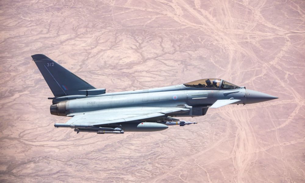 当时,从塞浦路斯的基地起飞的两架英国空军"台风"战斗机正在该地区