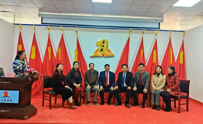 班级座谈会中,承办方东江鱼实业集团董事长周小文说"结业不是结束