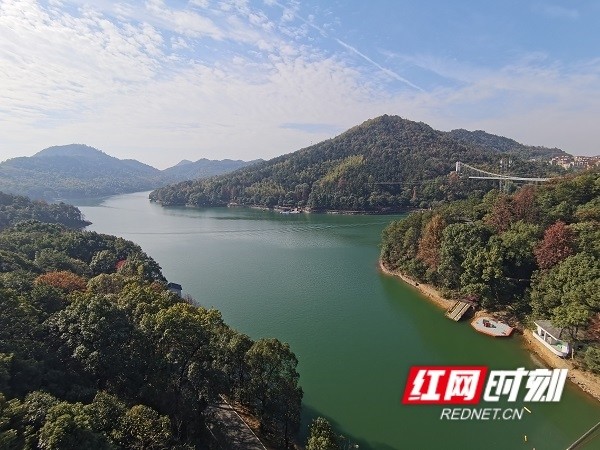 冬日里湖光山色的长沙石燕湖风景区.