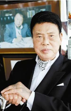 在深圳彭年酒店,王建煊看到了酒店大厅挂着的余彭年题字"儿子强于我