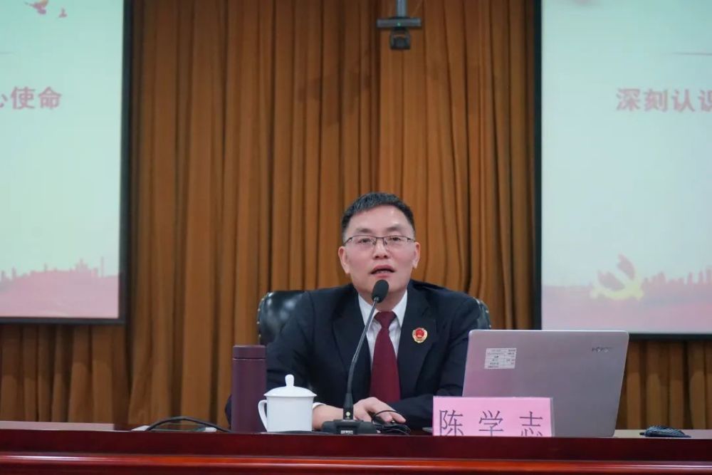 12月15日下午,龙湾区检察院党组书记陈学志为全体检察干警作关于十九