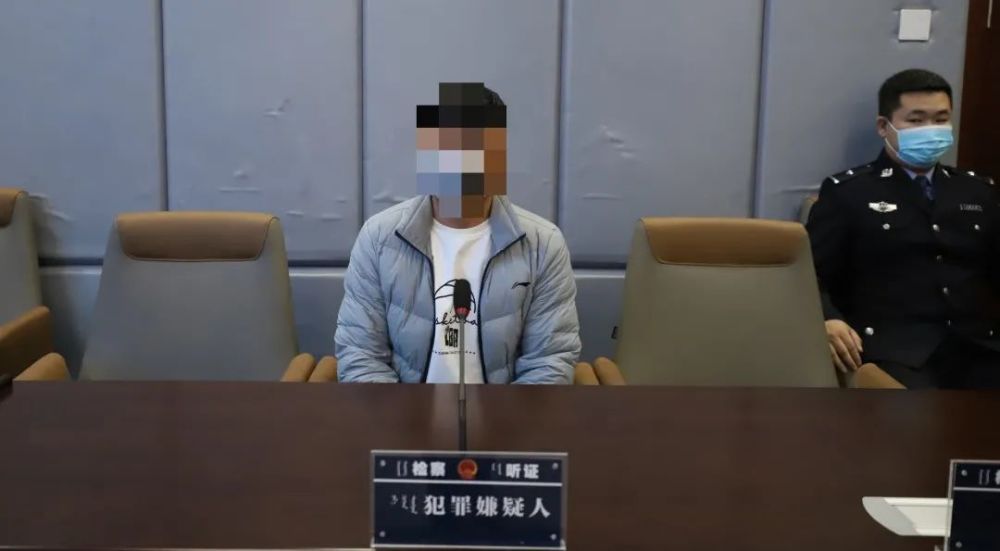 听证员在听取案情介绍,充分了解犯罪嫌疑人对其犯罪行为的认识后