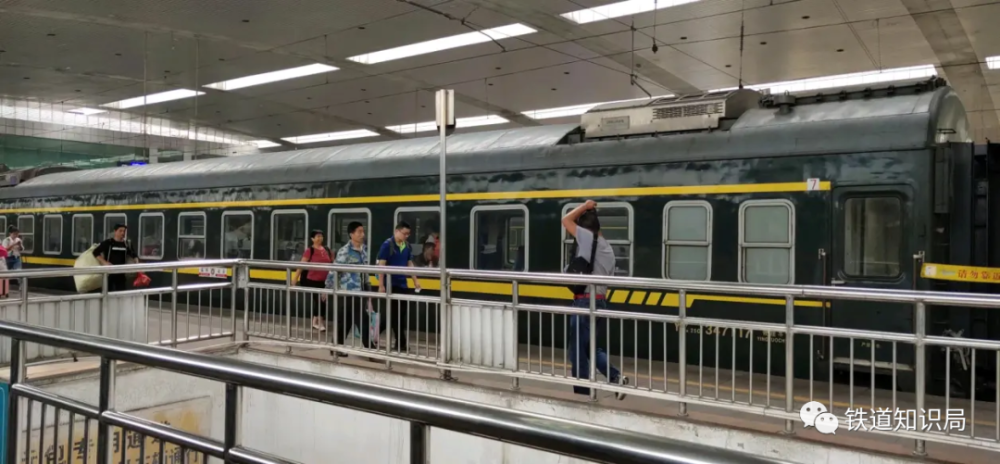 停靠济南站的К102次列车(刷绿25g客车车底)Т(特快)t15/16次和t201