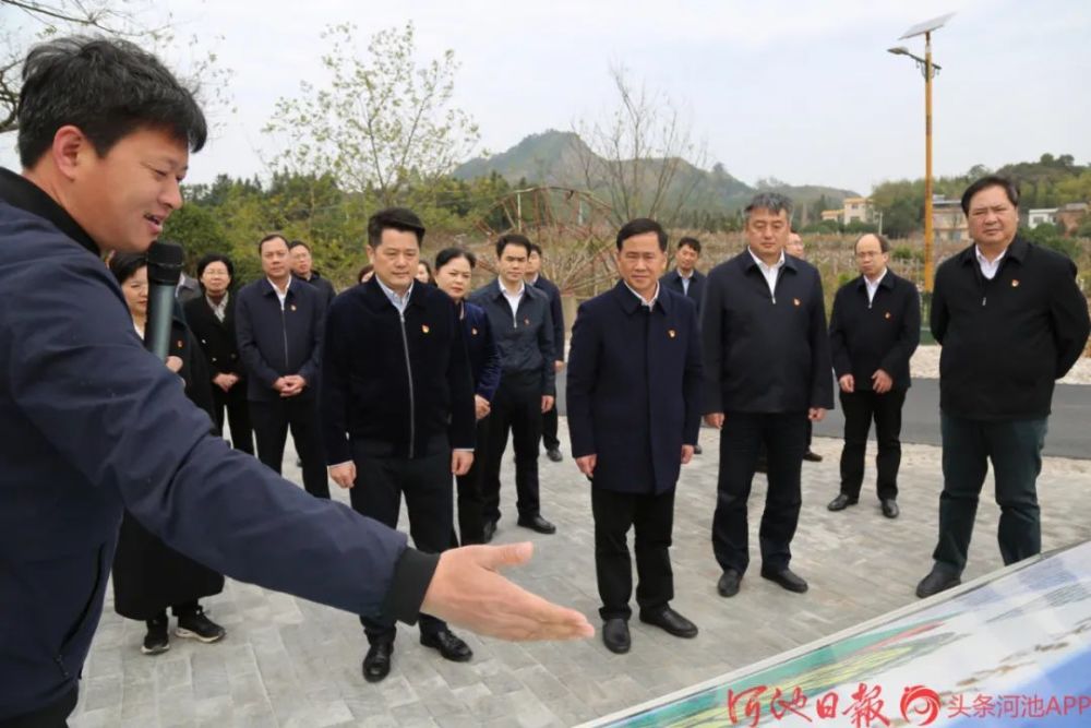 在桂林全州县红军长征湘江战役纪念园凭吊广场,市四家班子领导向红军