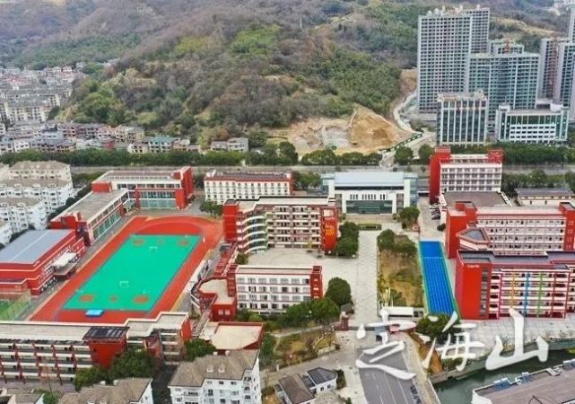 同时,我区还大力推动中小学,幼儿园布局项目建设实施,建成了定海小学