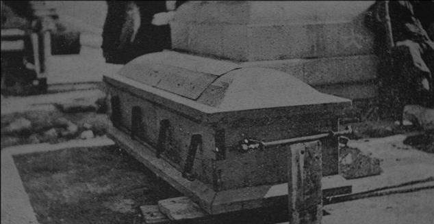 国民政府在北京碧云寺为孙中山举行了隆重的换棺仪式;6月1日,紫铜棺运
