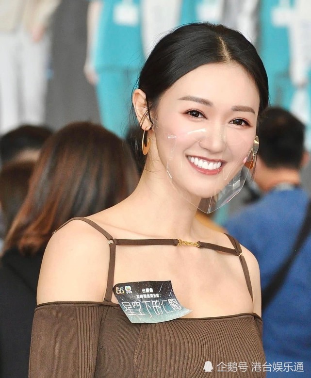 众所周知, tvb艺人当中有很多富二代,而曾参选香港小姐的张宝儿就是