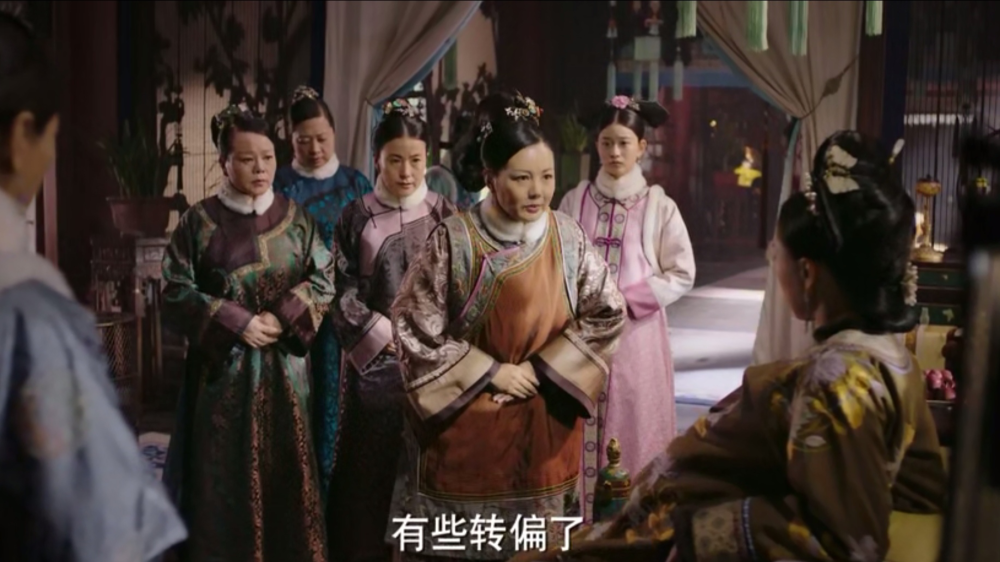 于是田姥姥铤而走险,和如懿说她的胎位不正,需要每日为她摩挲肚子矫正