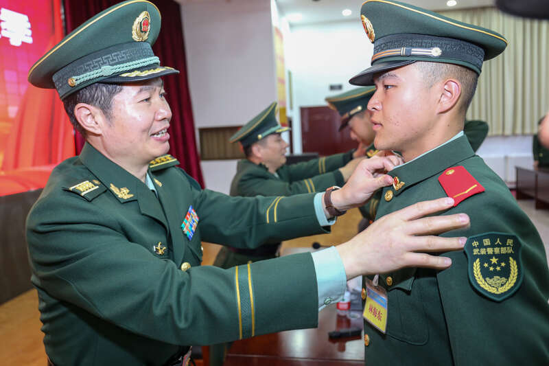 支队领导为新战士佩戴列兵军衔.
