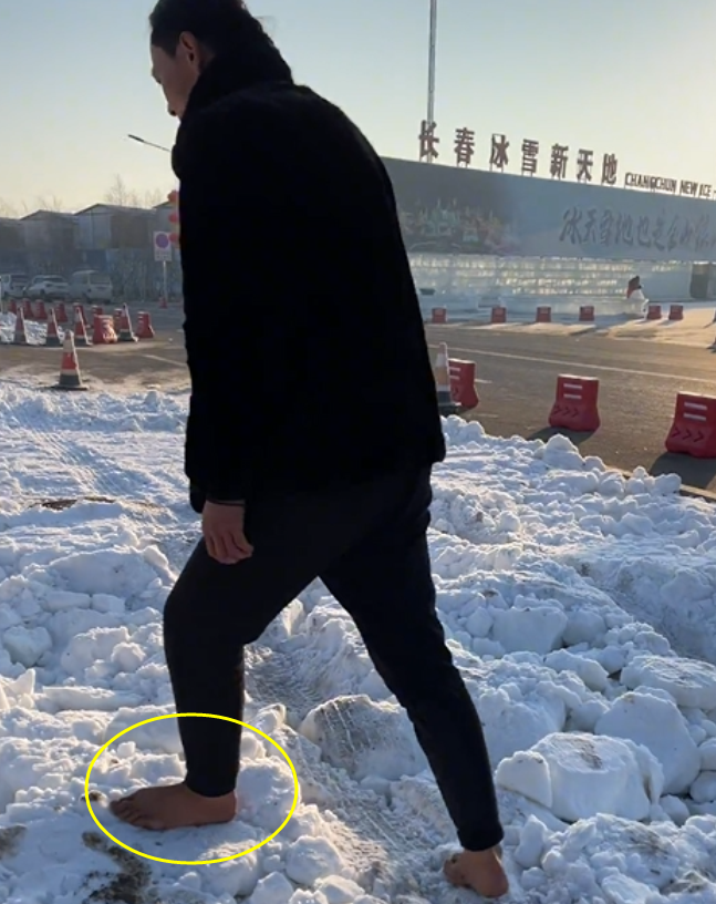 零下十几度长春男子光脚走在冰天雪地里脚上还冒着热气