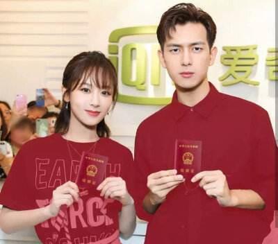 三十而已》由江疏影,童瑶,毛晓彤主演;《以家人之名》由谭松韵,宋威龙