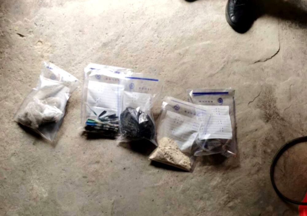 发现了 蜡丸和鸡骨头