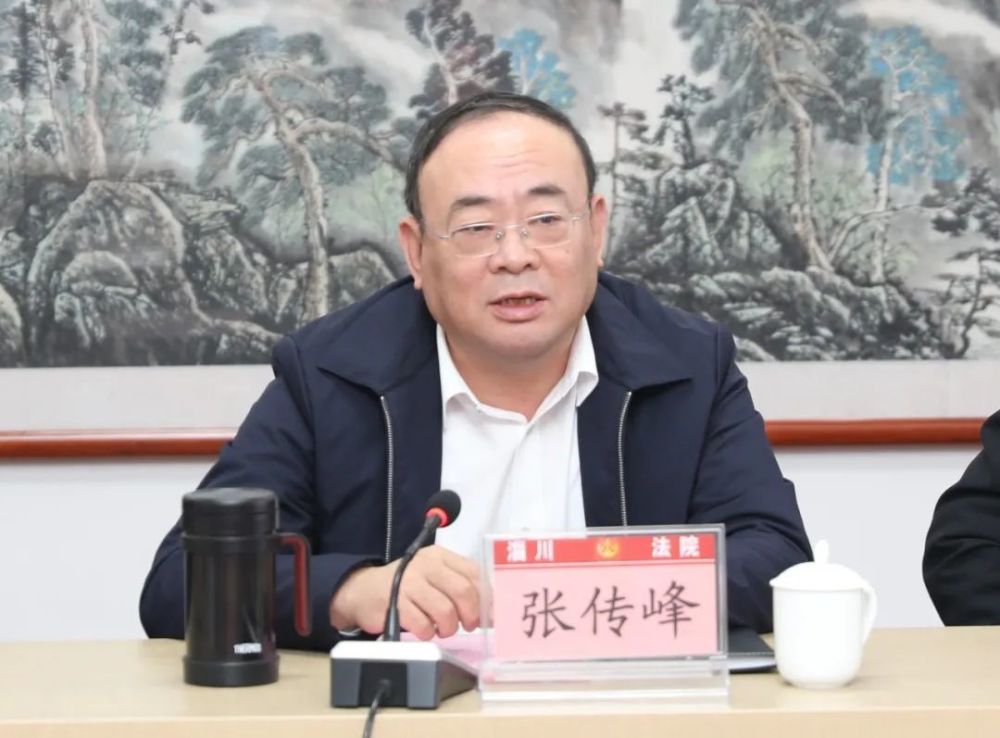 张传峰院长代表全院干警向退休干警敬送了荣退纪念盘,并发表致辞.