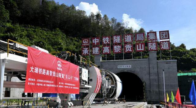 该隧道就是大瑞铁路建设中的隧道之一,目前在建设的高黎贡山隧道,全长